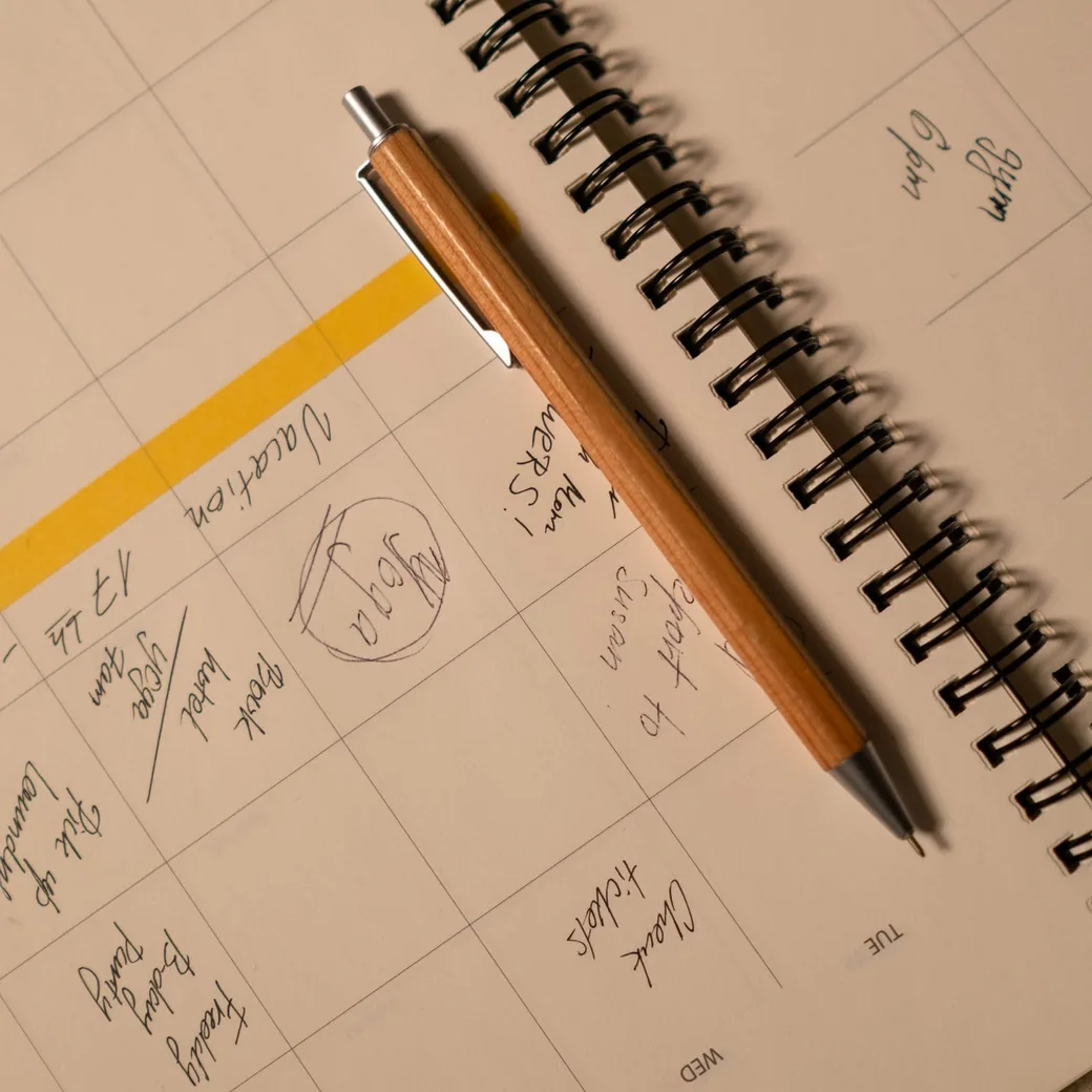 Agenda abierta con citas escritas a mano