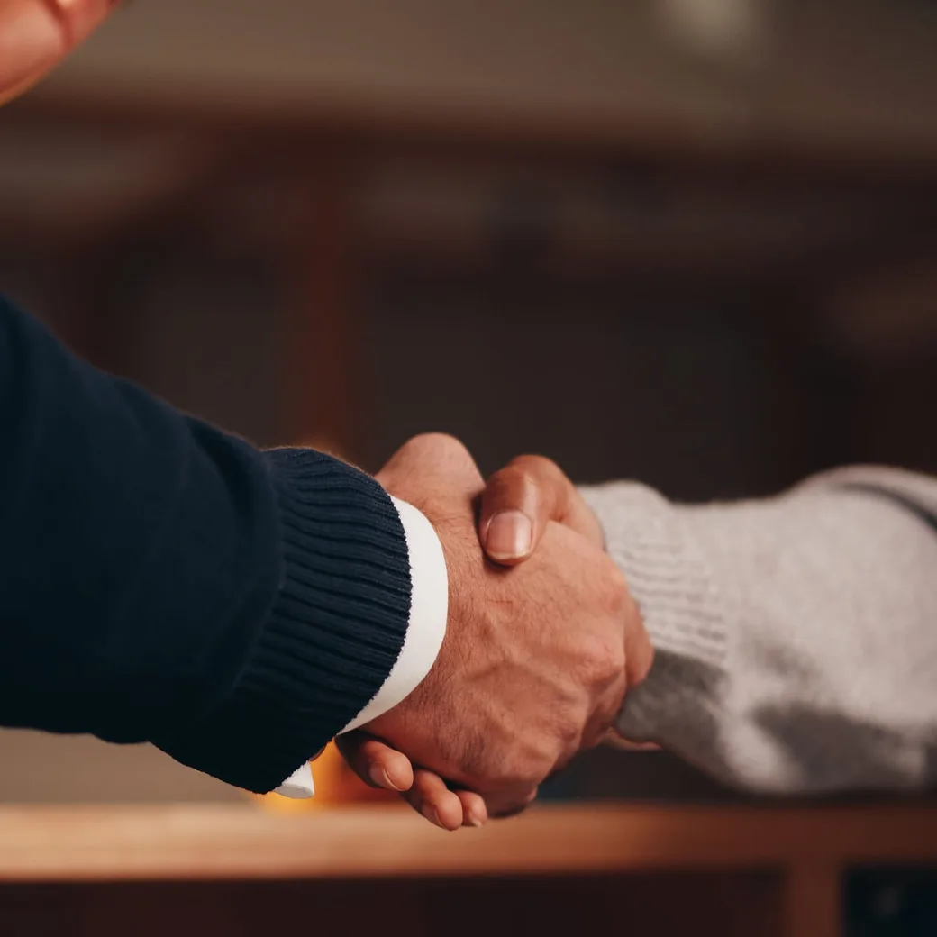 Dos profesionales dándose la mano
