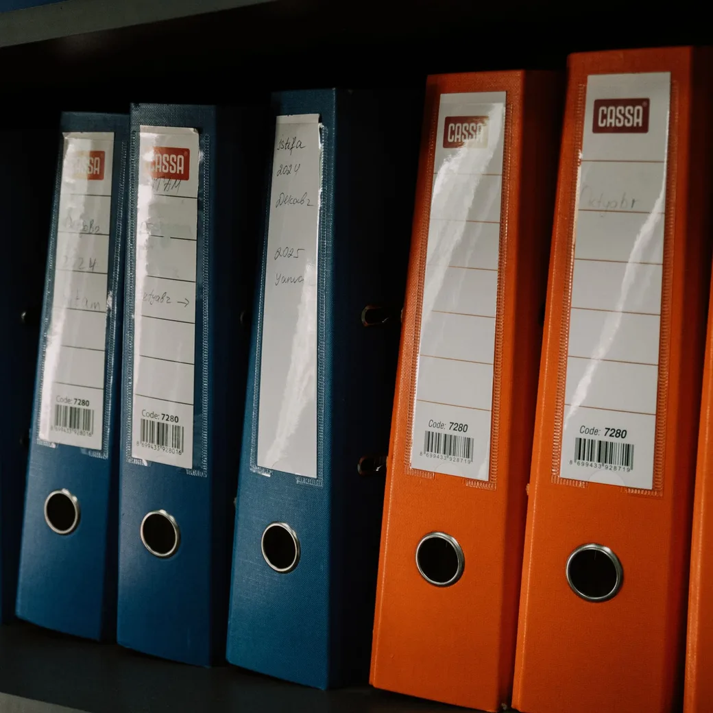 Carpetas de documentos ordenadas en una estantería