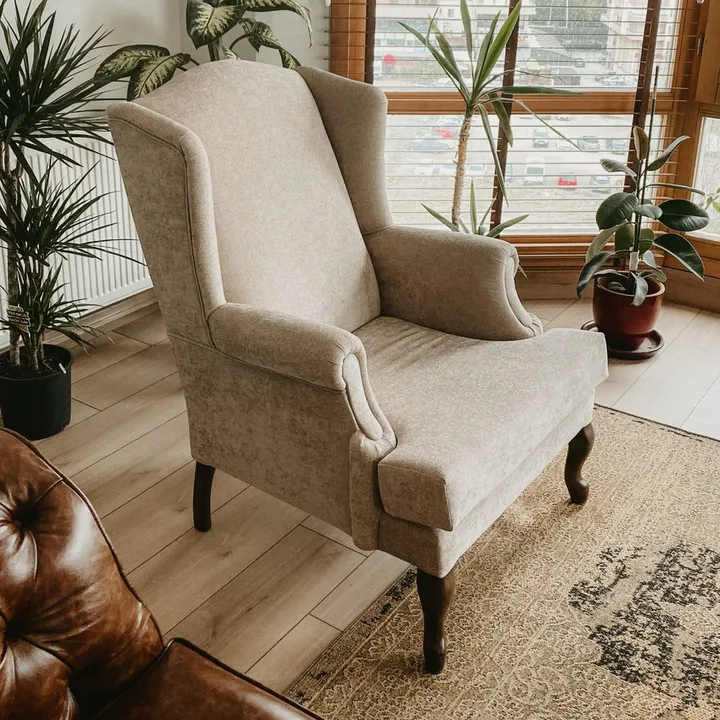 Una consulta tranquila, con un sillón junto a la ventana y plantas