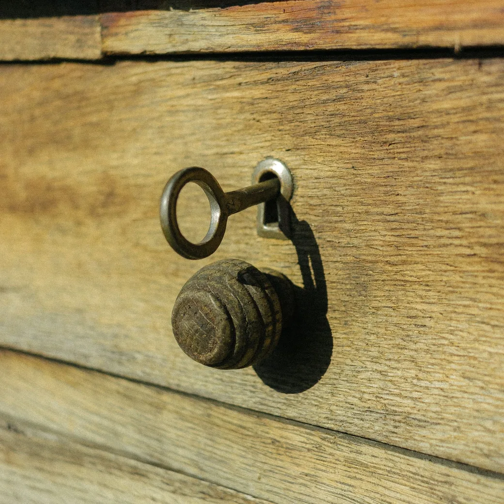 Cajón cerrado con llave en un escritorio de madera
