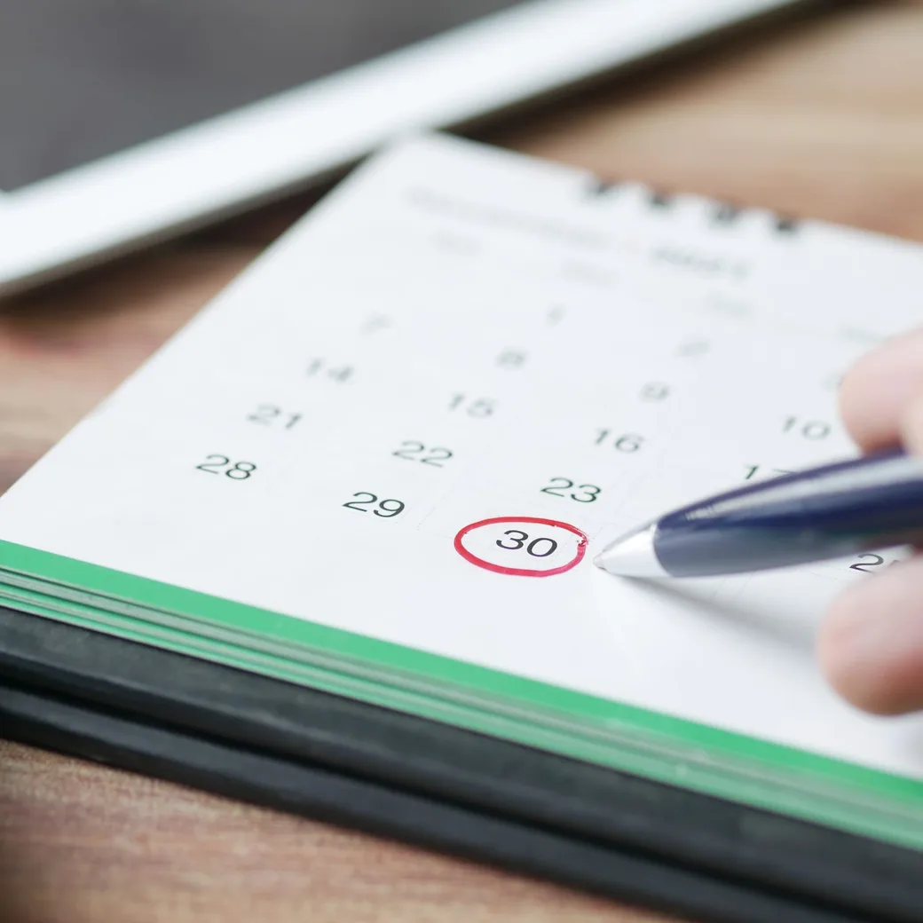 Calendario de mesa con una fecha marcada y un bolígrafo